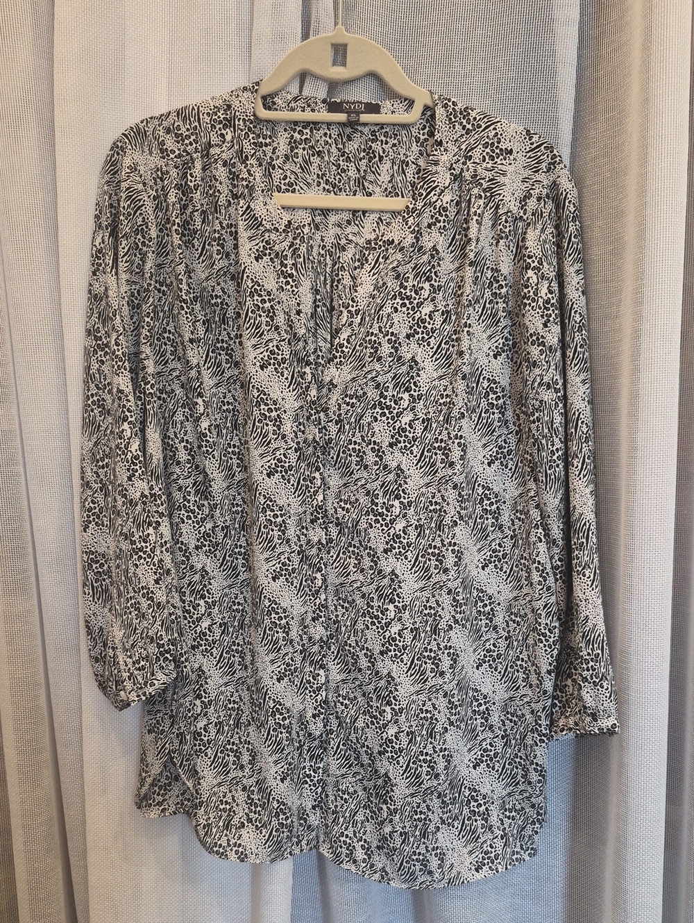 NYDJ Black & White Leaf-Print V-Neck Blouse